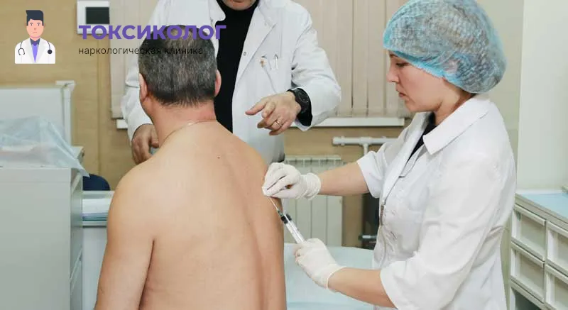 Медсестра вводит препарат Эспераль для кодирования от алкогольной зависимости. Врач клиники Токсиколог делает подкожную инъекцию пациенту в спину в рамках процедуры кодирования Эспераль.